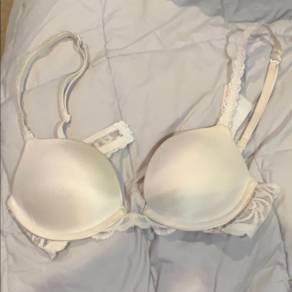 White lace push-up bra
